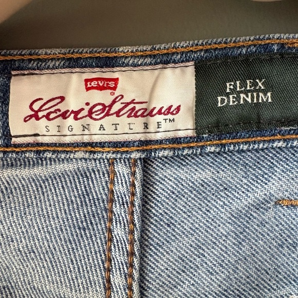 Signature Levi Strauss flex, W44xL32 men’s light washed straight leg denim jean. - Picture 7 of 8